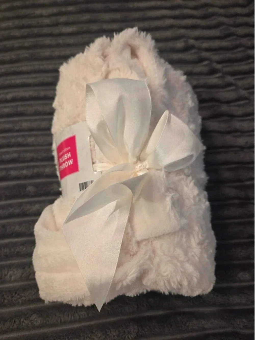 Plush throw blanket